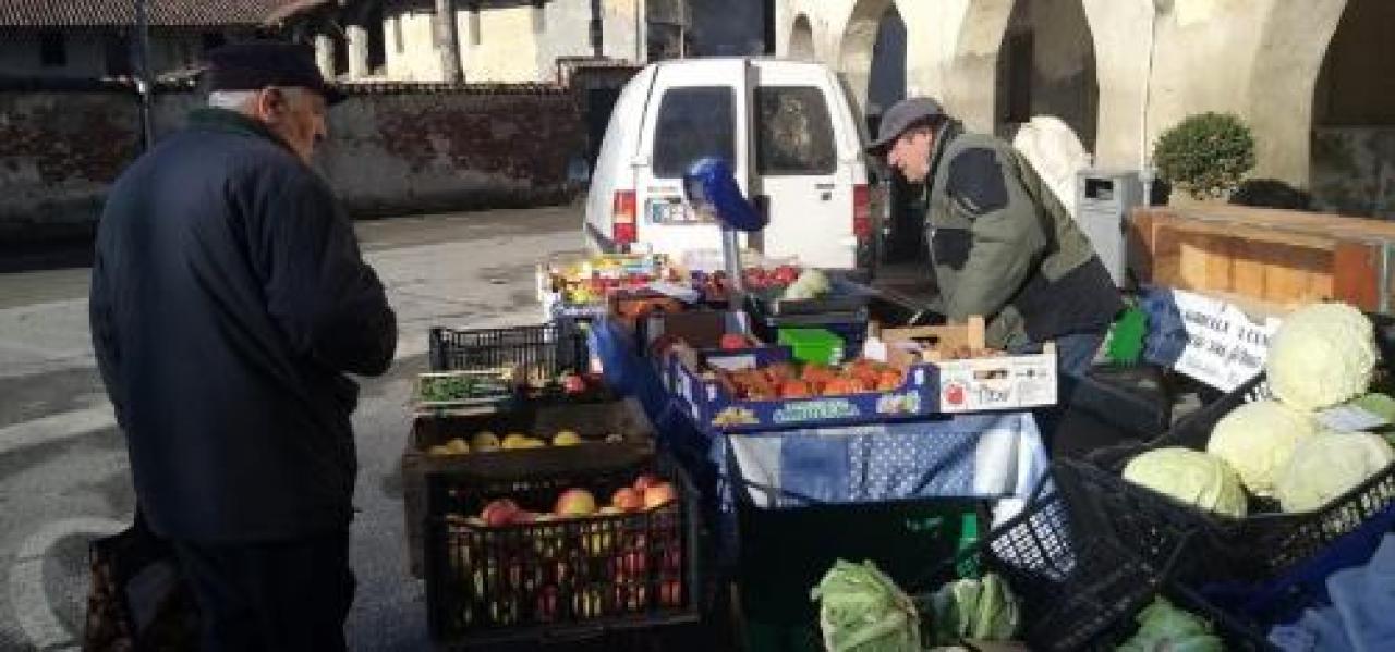 Un servizio atteso: «Alle 9 avevo già finito il pane, in pochi minuti si era formata la coda» Ruffia, dopo due mesi senza negozi ci pensa “L contadin” di Rifreddo