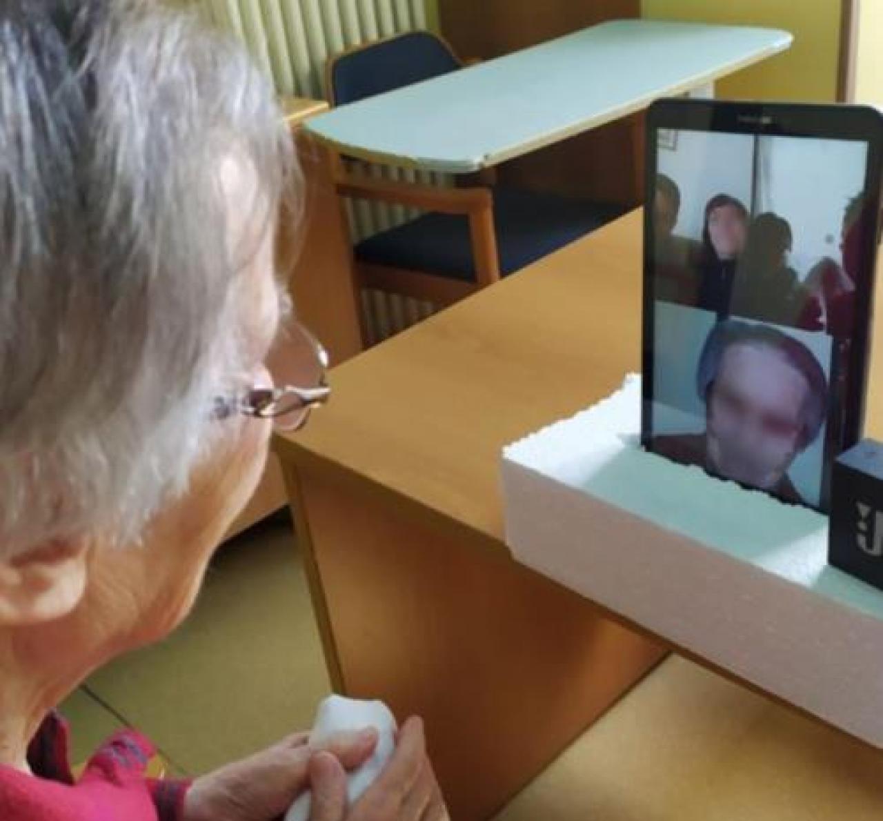 Viaggio nelle case di riposo tra i nostri anziani «Qui viviamo sul fronte delle persone più fragili»