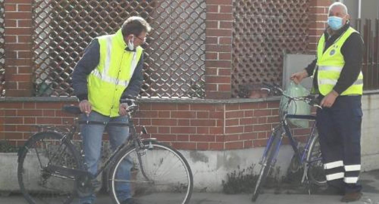A casalgrasso la protezione civile consegna le mascherine sulle due ruote