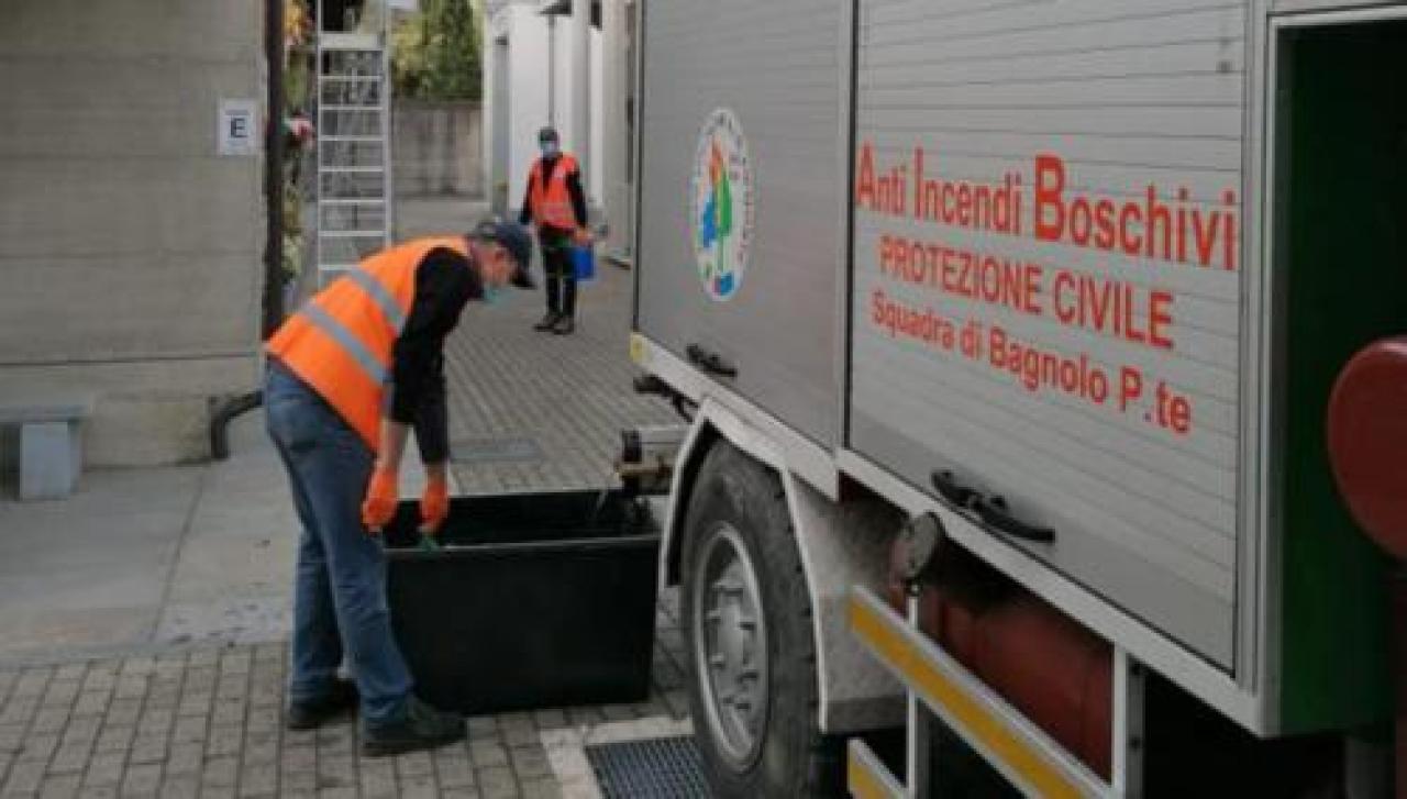 Alpini e volontari Aib di Bagnolo innaffiano le piante del cimitero