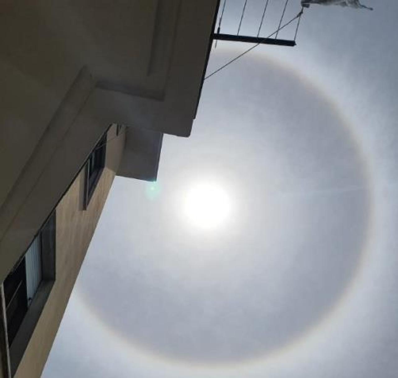 Arcobaleno circolare formato dai cristalli di ghiaccio Lo spettacolo naturale dell’alone solare giovedì scorso nei cieli del Saluzzese hrgerhg khkjh