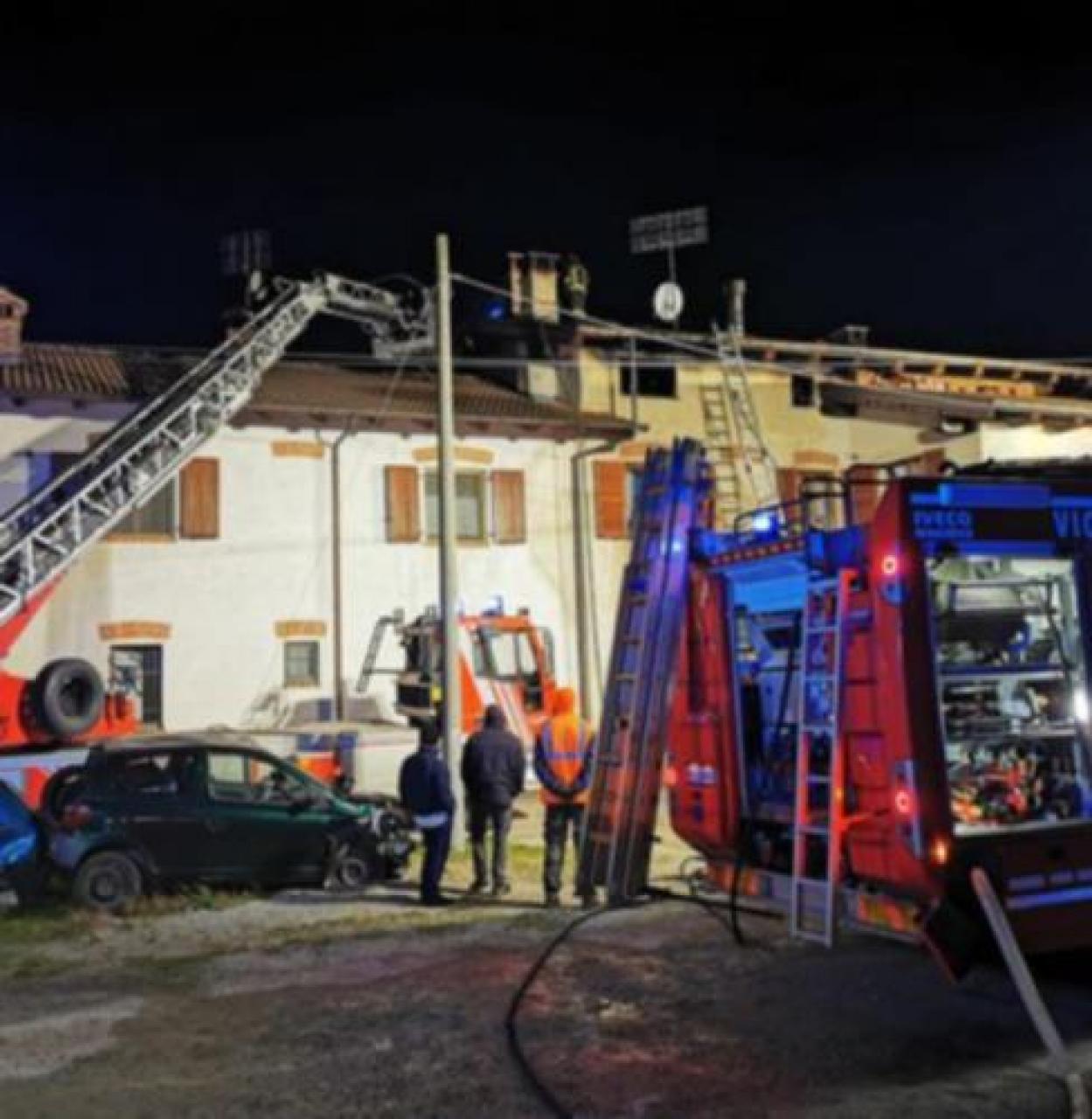 Busca, brucia un tetto in periferia Tre squadre al lavoro di notte
