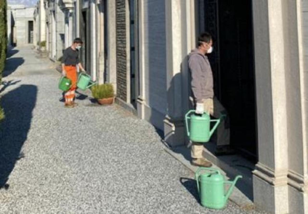 Cimitero chiuso per il coronavirus «A bagnare i fiori ci pensiamo noi»