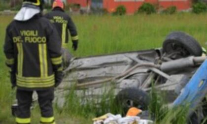 Esce di strada a Bagnolo L’auto si capotta nel prato