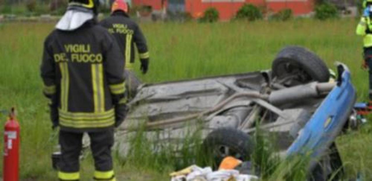 Esce di strada a Bagnolo L’auto si capotta nel prato