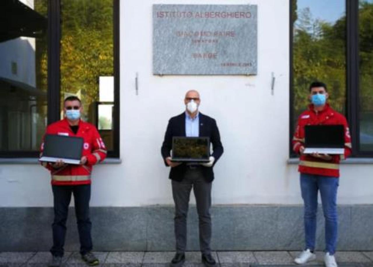 Gli studenti imparano e cucinano a casa
