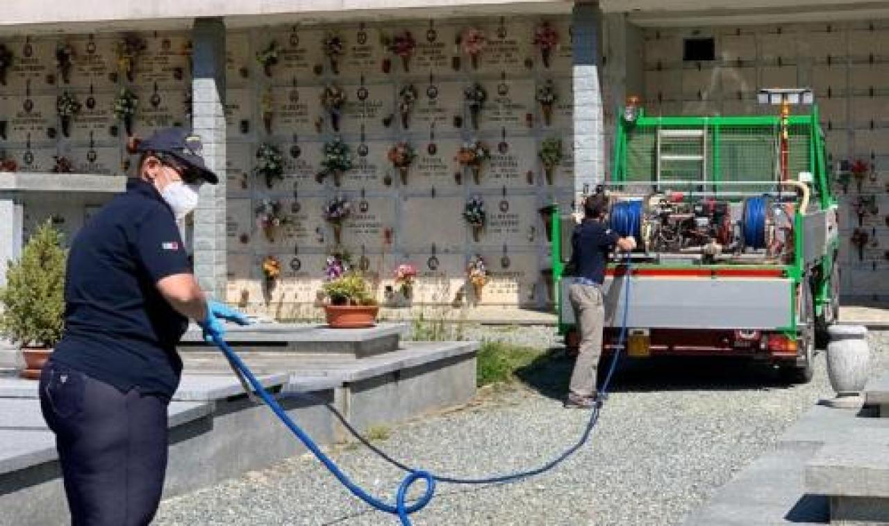 I volontari innaffiano i fiori sulle tombe dei nostri cari