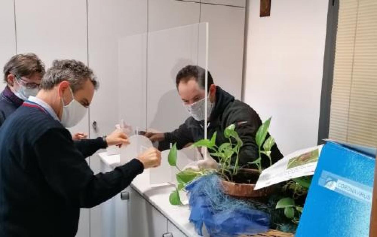 La stark ha donato al Comune le barriere divisorie in plexiglass In municipio a Cavour il personale si alterna tra l’ufficio e il lavoro a casa