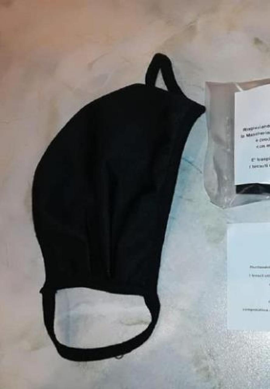 Mascherina e guanti nei negozi