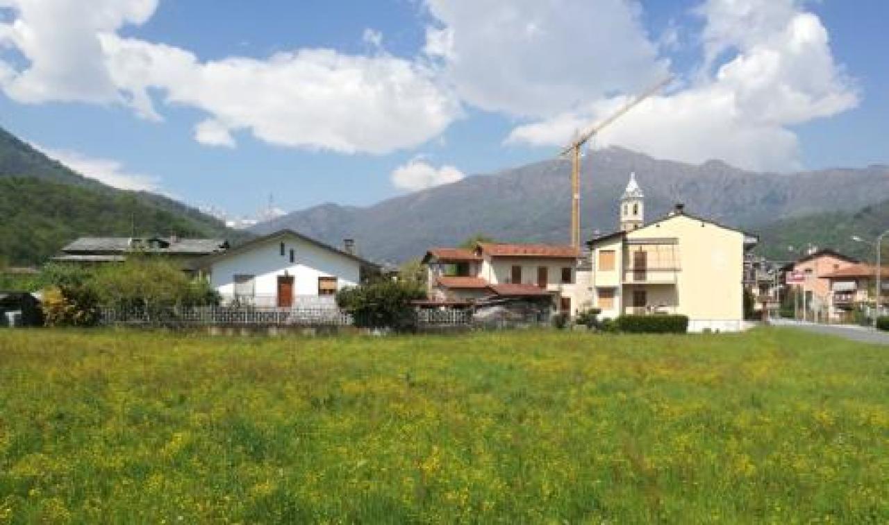 Ok alla pompa bianca all’ingresso di Paesana