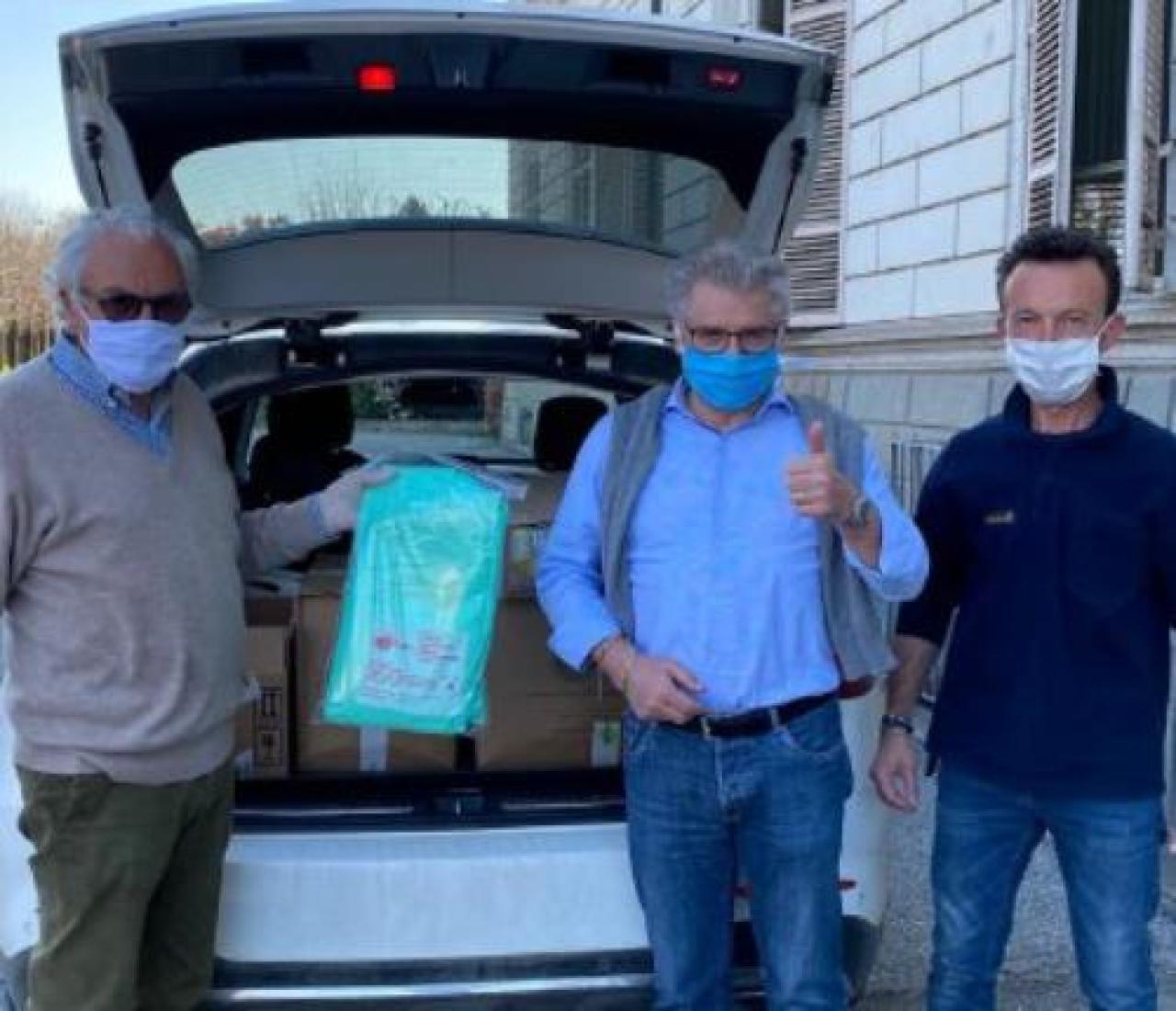 Rotary dona camici alle case di riposo