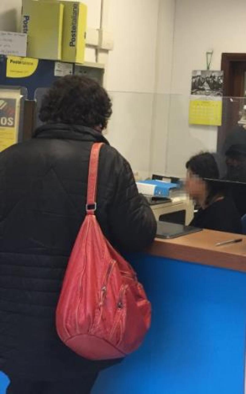 Sistemati plexiglass e strisce Riaprono le Poste di Rifreddo