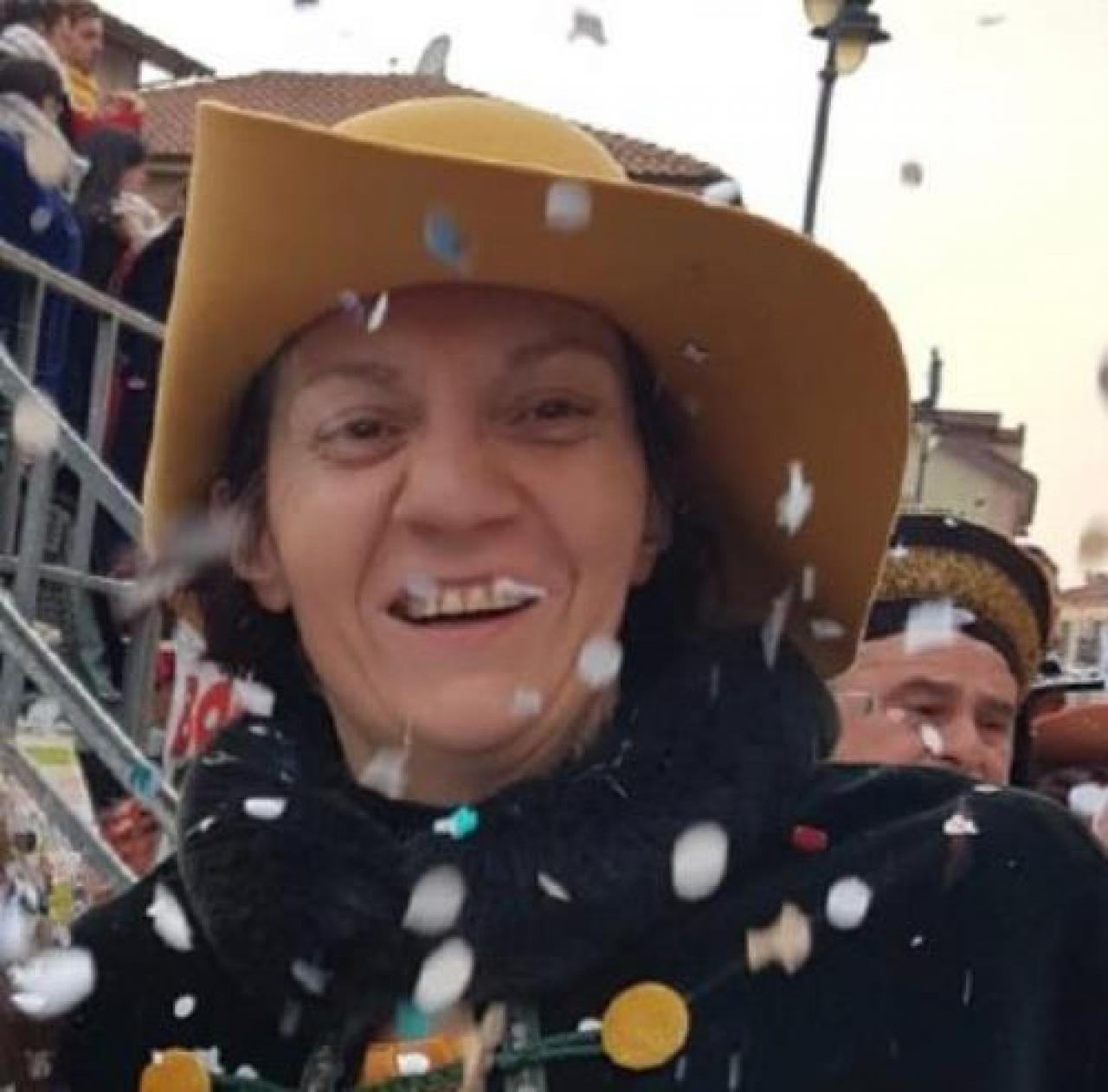 Sotto i costumi del Carnevale ecco un esercito di volontari c’è chi lavora in casa di riposo, chi produce mascherine e chi riporta gli amici in italia