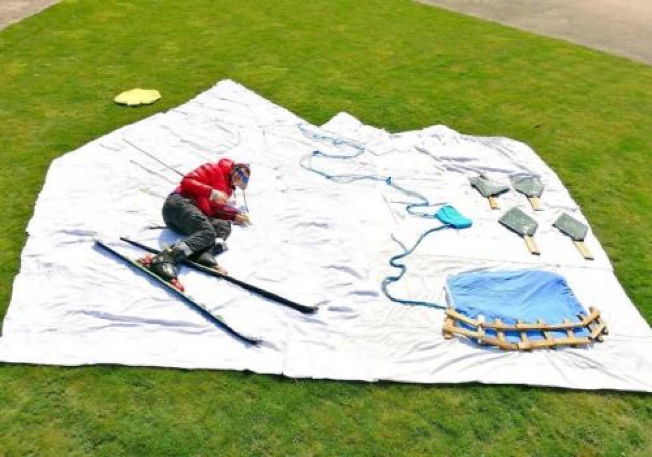 Sugli sci nel cortile di casa durante l’isolamento del Covid
