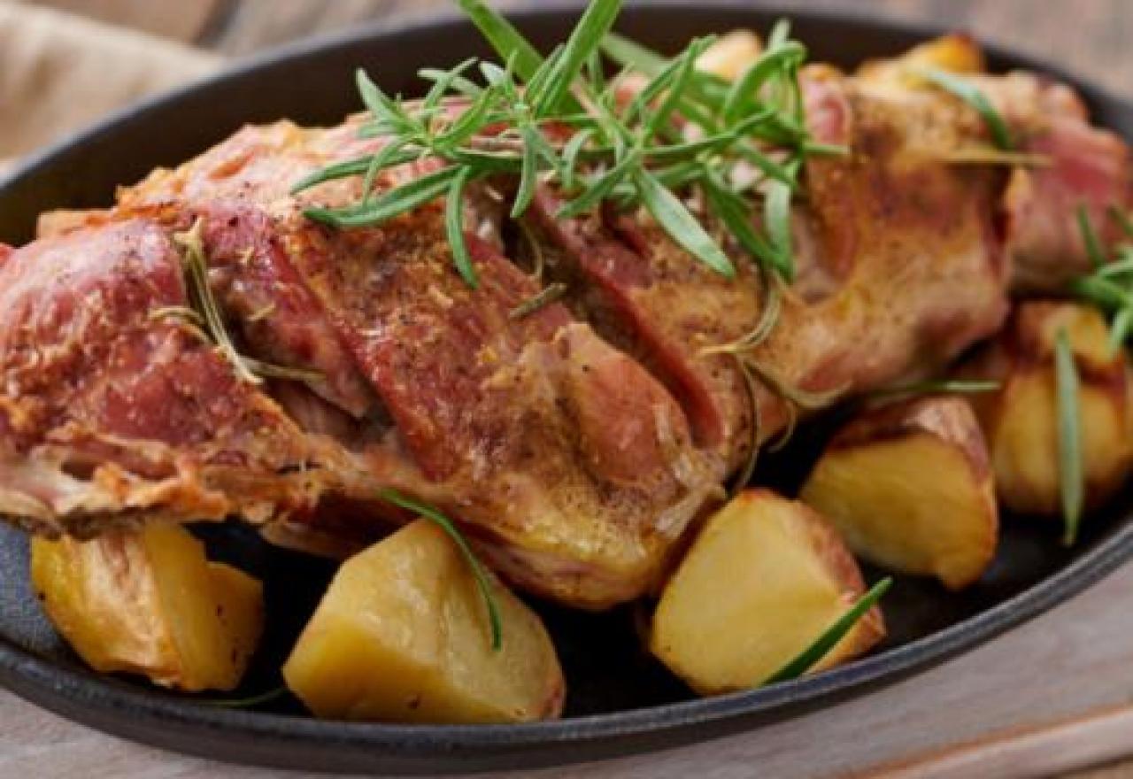 Sulla mensa pasquale continua la tradizione del cosciotto d’agnello