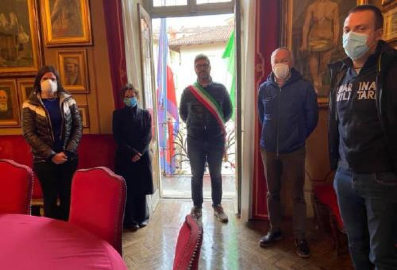Un minuto di silenzio in municipio