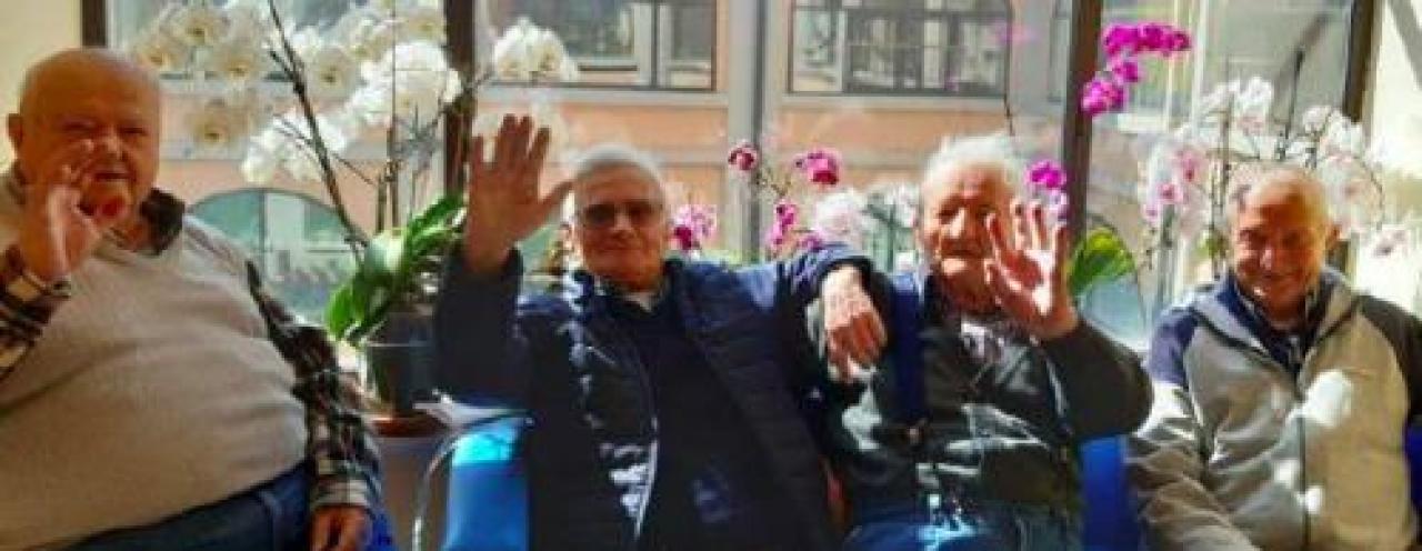 Volti sorridenti in casa di riposo: «state tranquilli»