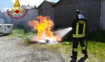 Bagnolo, cassonetto in fiamme al cimitero di villar