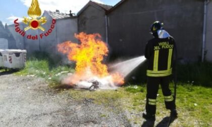 Bagnolo, cassonetto in fiamme al cimitero di villar