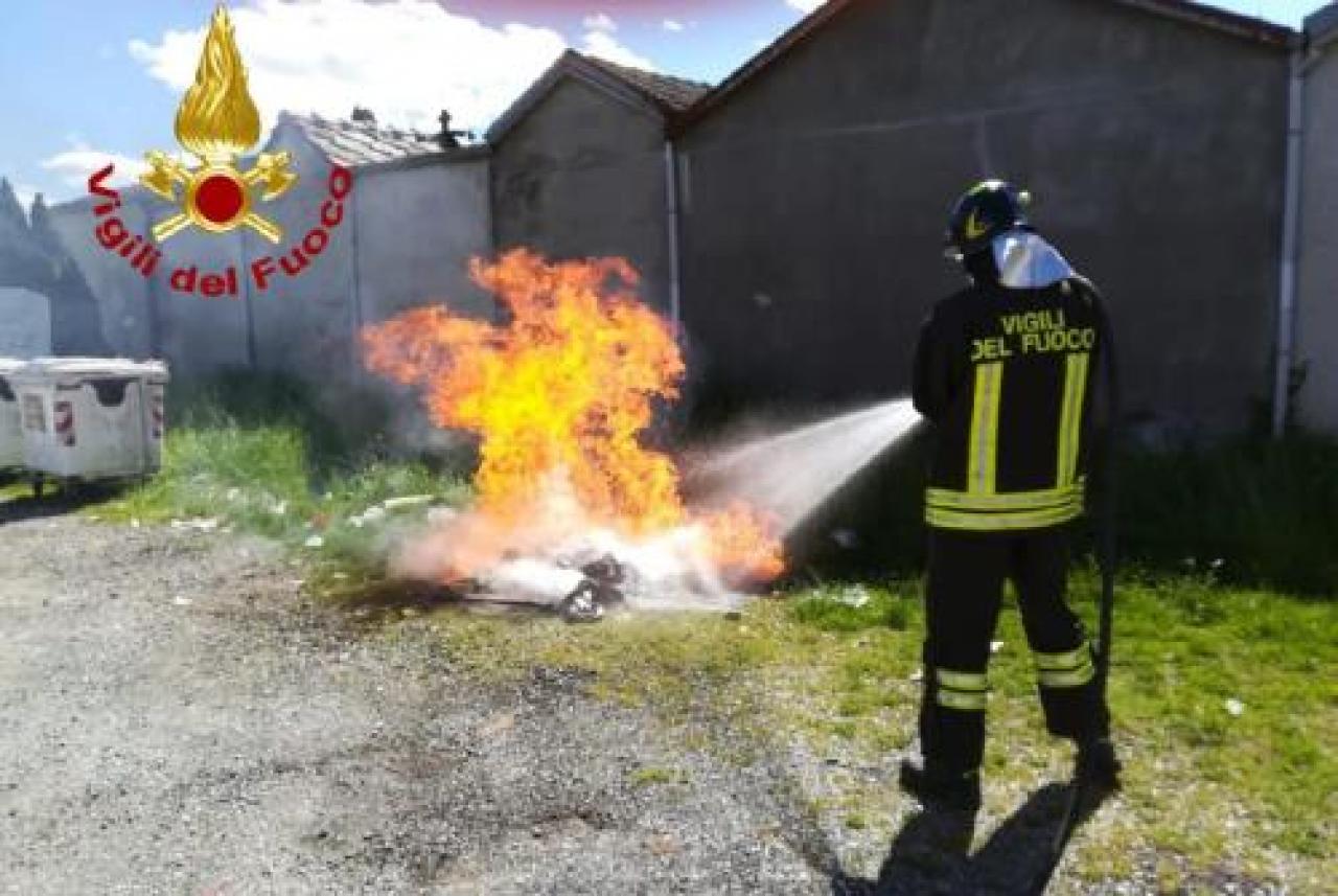 Bagnolo, cassonetto in fiamme al cimitero di villar