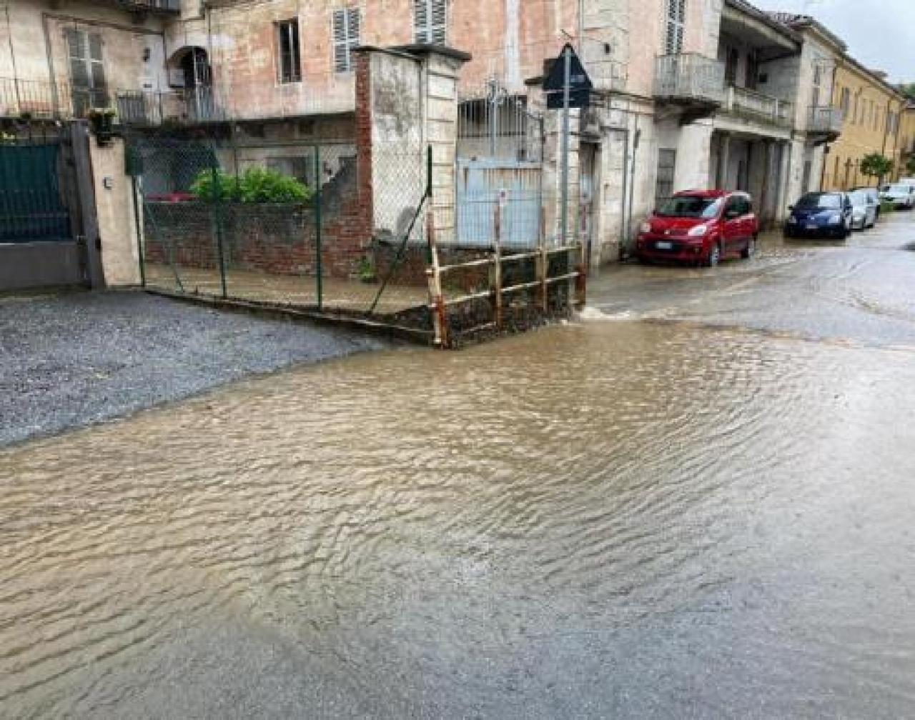 Corso piemonte e san lazzaro Piogge torrenziali in città allagati strade e garage
