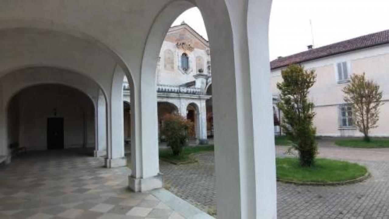 Funerali per pochi e senza messa