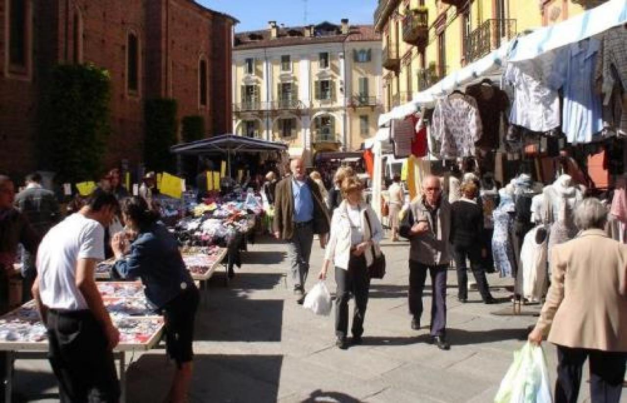 Il mercato torna al completo Fila unica di banchi in centro