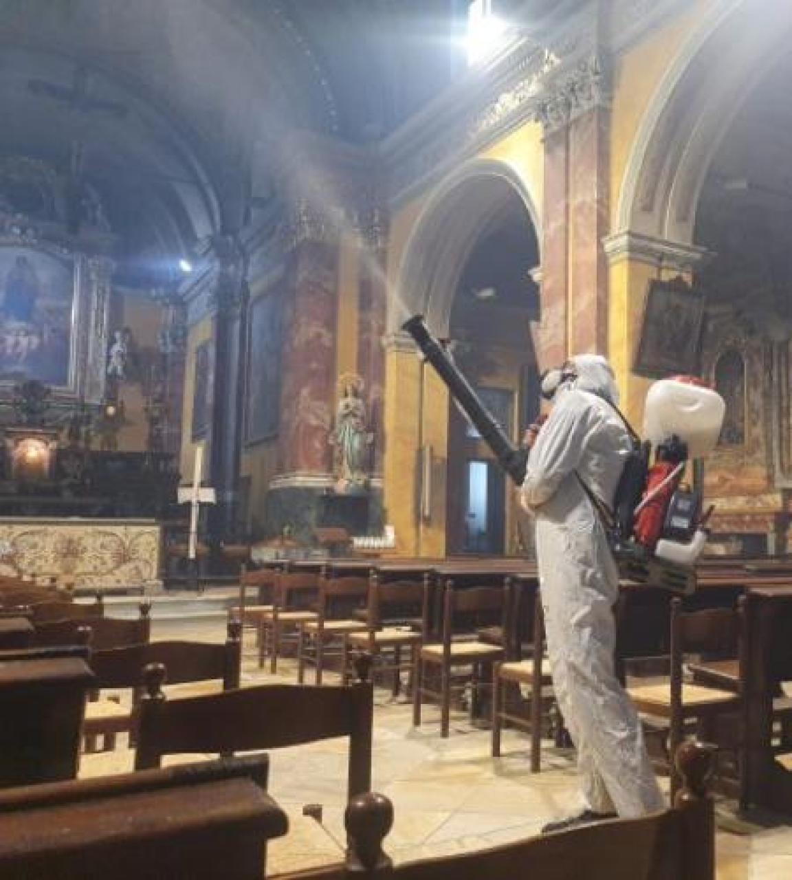 Manta, azienda locale sanifica la chiesa parrocchiale