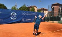 Prove di tennis, con il guanto sotto rete