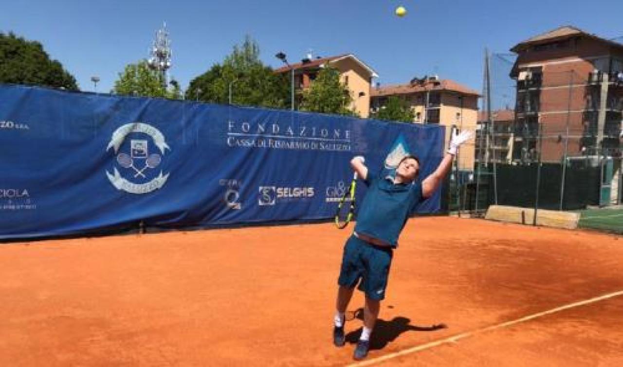 Prove di tennis, con il guanto sotto rete
