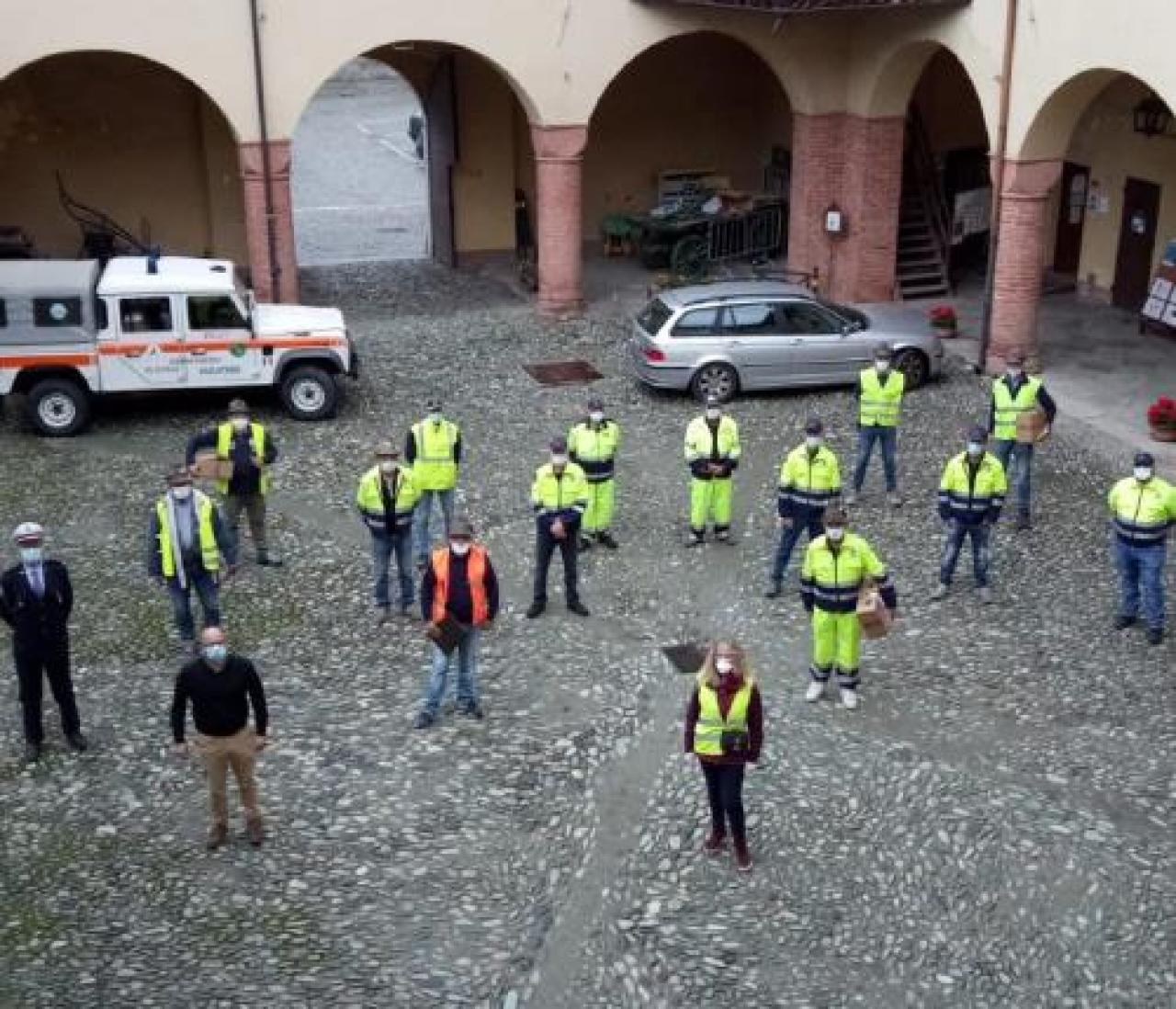 Riapre la biblioteca Nuovi libri e sistema di prestito adeguato alle norme La carta di identità di Revello scritta dagli alunni del paese hrgerhg khkjh