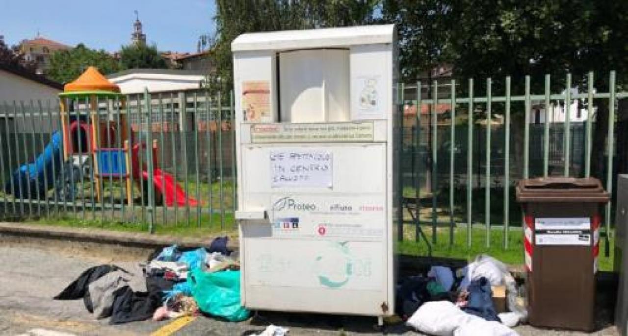 Rifiuti lasciati a terra in via Savio