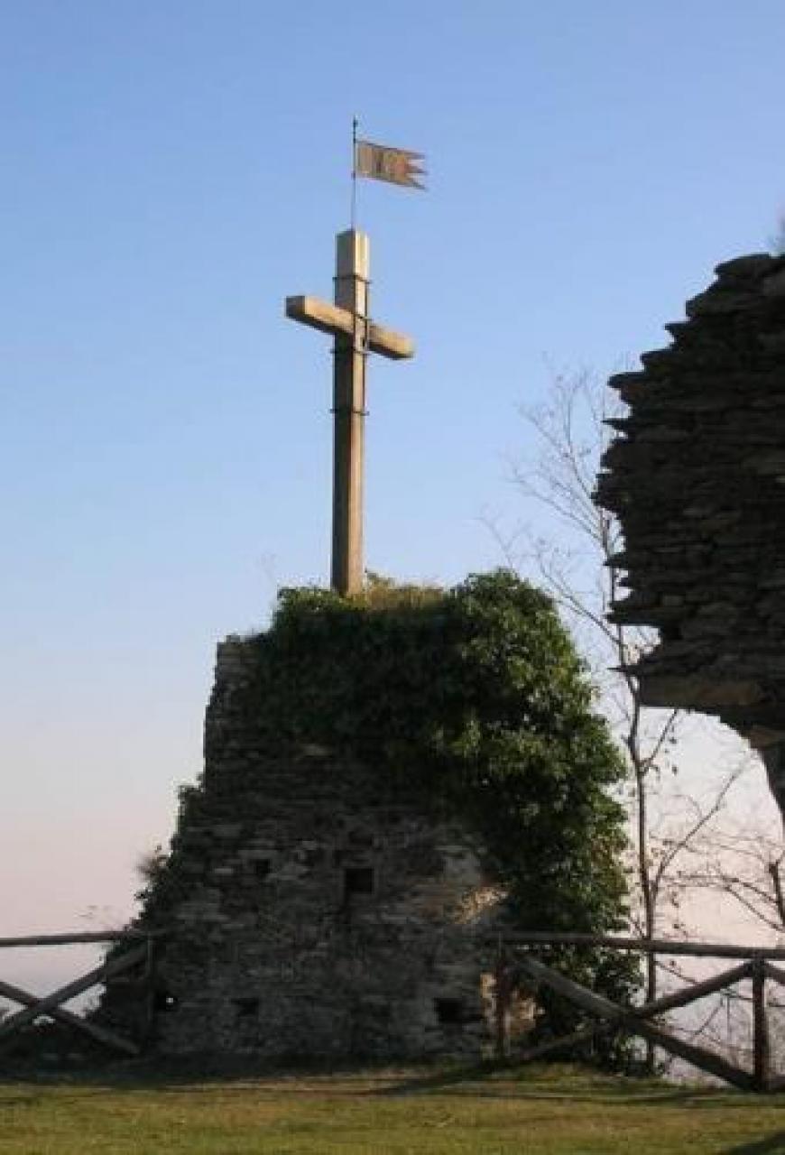 Storia L’attacco costrinse il duca Emanuele di Savoia a rientrare dalla Provenza Cavour 1592, le truppe francesi vanno all’assalto della Rocca