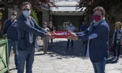 Su le serrande e protesta a barge e bagnolo per negozi e bar ancora chiusi I commercianti consegnano le chiavi delle attività «Fateci lavorare, siamo pronti a partire in sicurezza»