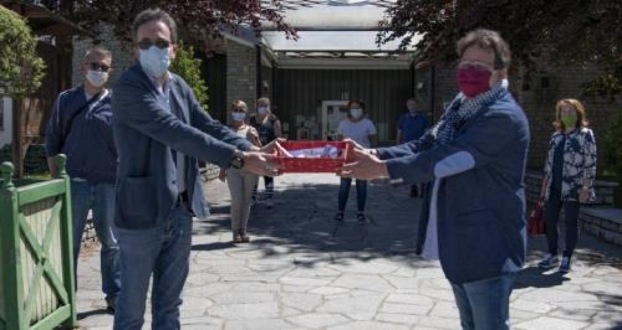 Su le serrande e protesta a barge e bagnolo per negozi e bar ancora chiusi I commercianti consegnano le chiavi delle attività «Fateci lavorare, siamo pronti a partire in sicurezza»