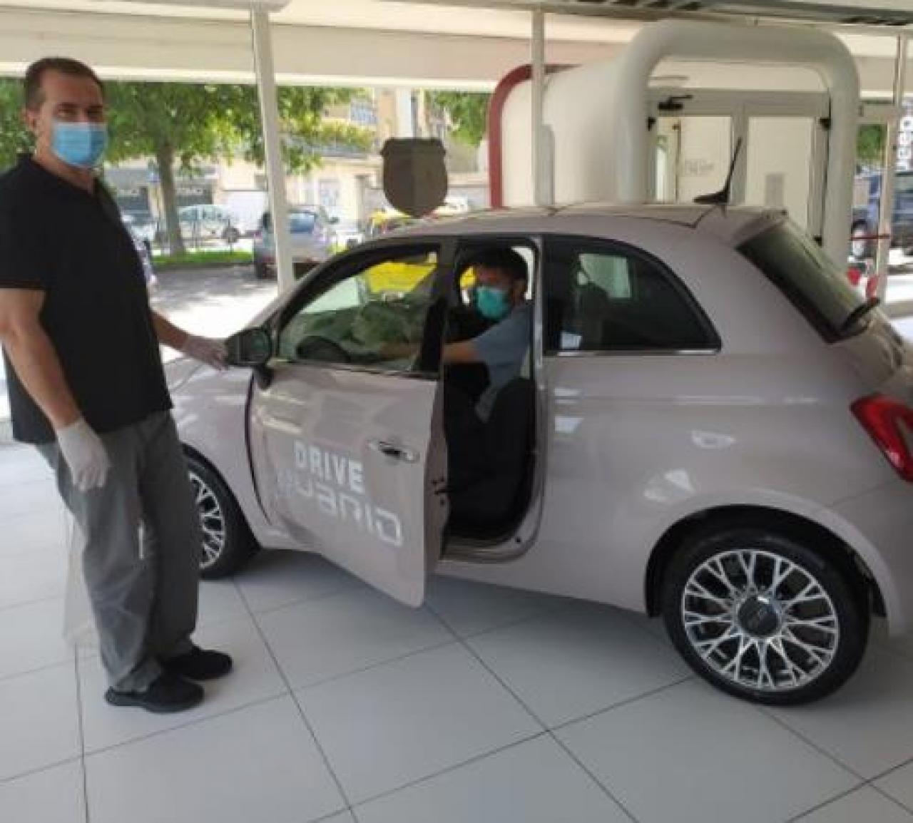 Test drive, in auto con guanti e mascherina