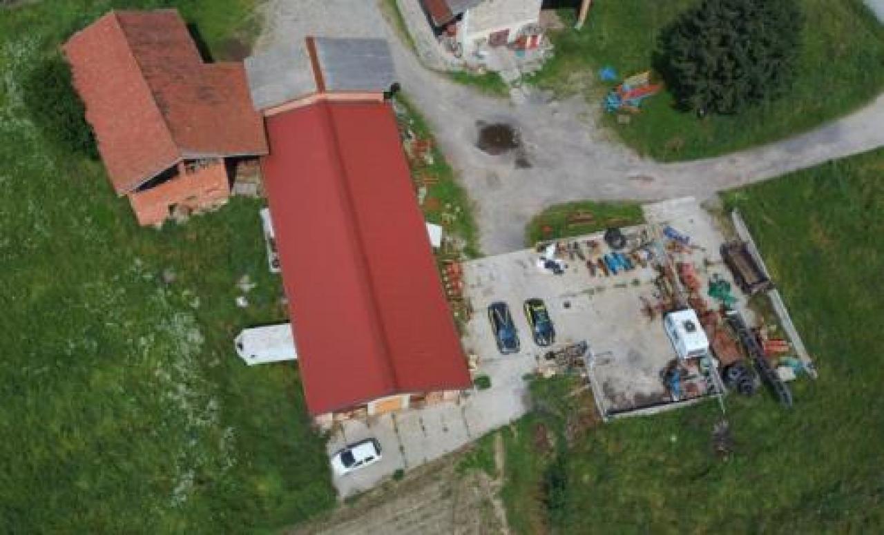 Una discarica di trattori nelle campagne di Barge