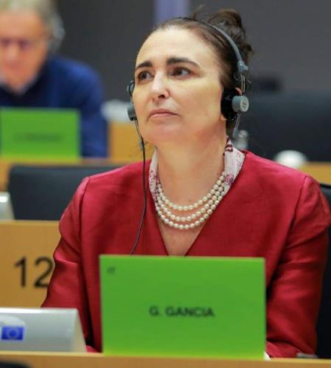 «Aiuti alle imprese ma con meno burocrazia»