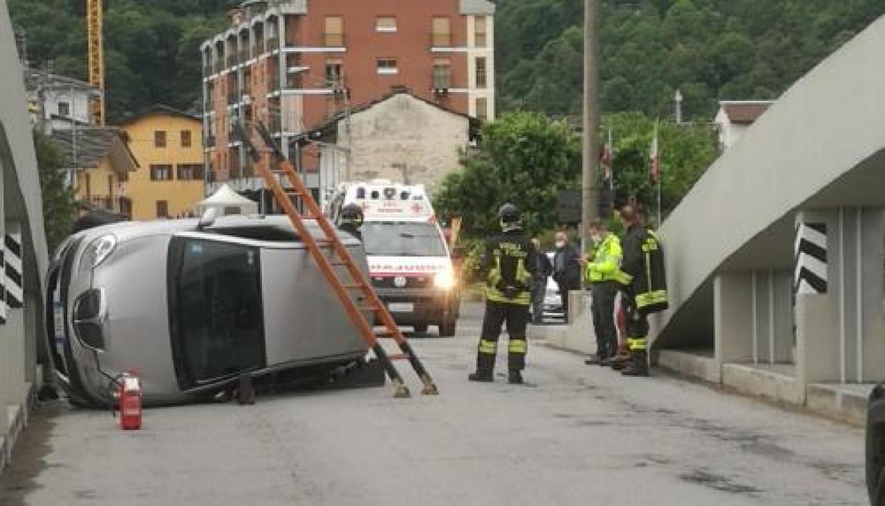 Auto “decolla” sul ponte Illesa la 70enne alla guida