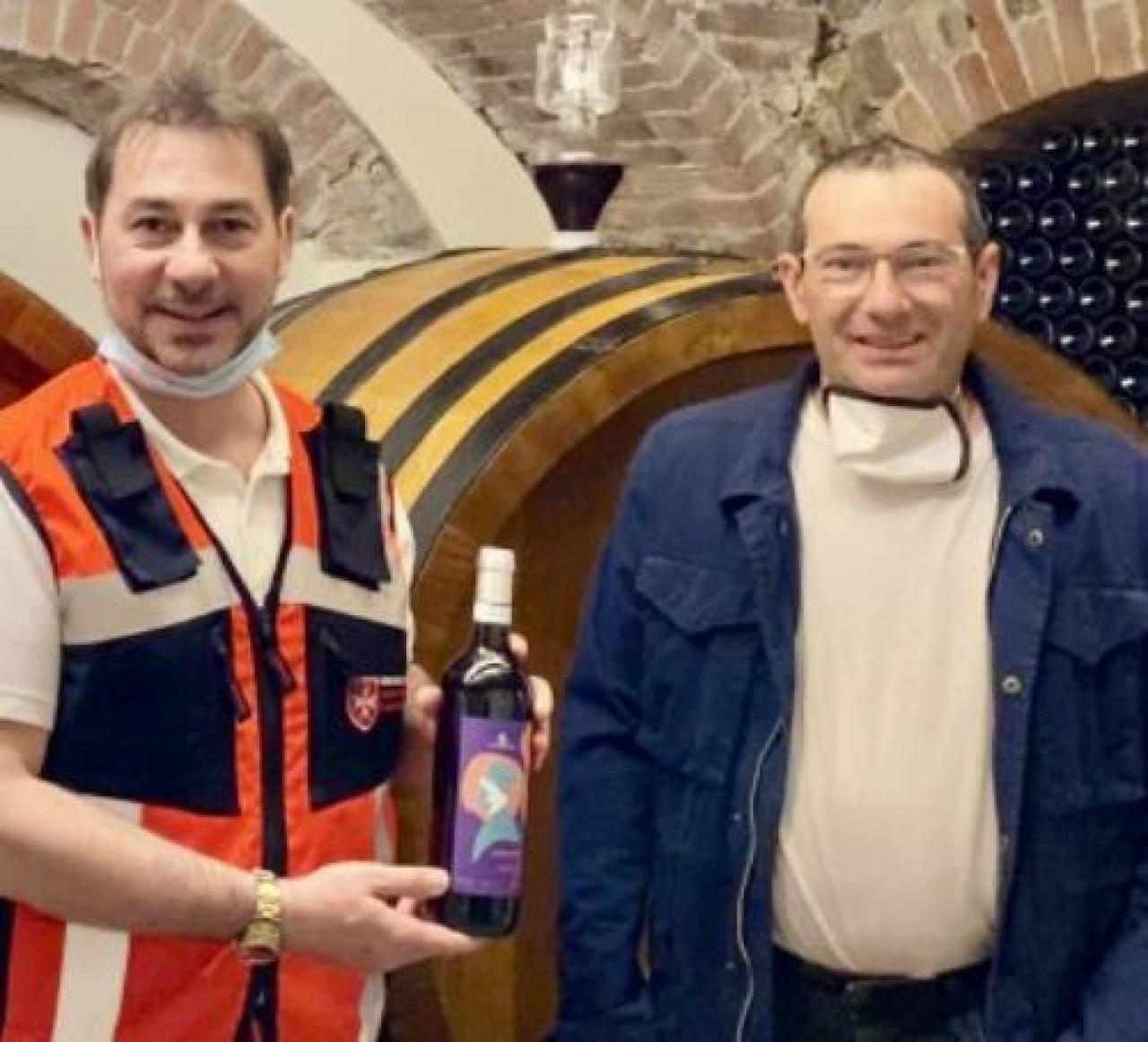 Bottiglie firmate ai volontari Cisom