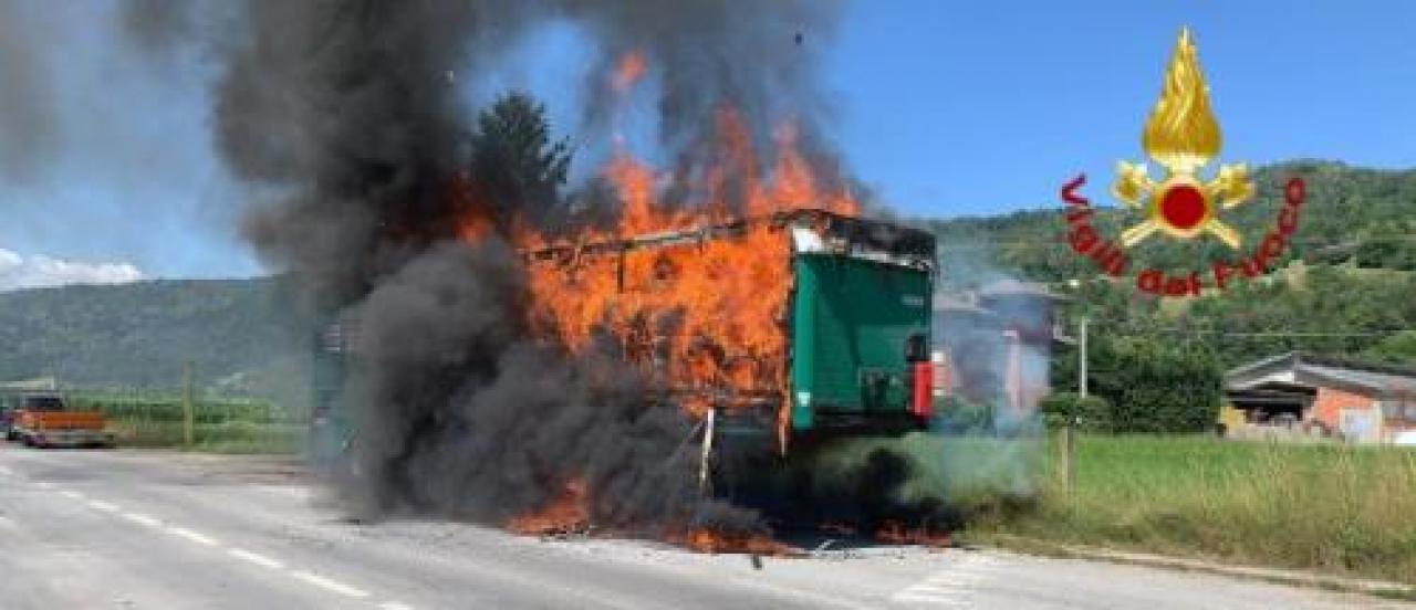 Brucia semi-rimorchio carico di biciclette