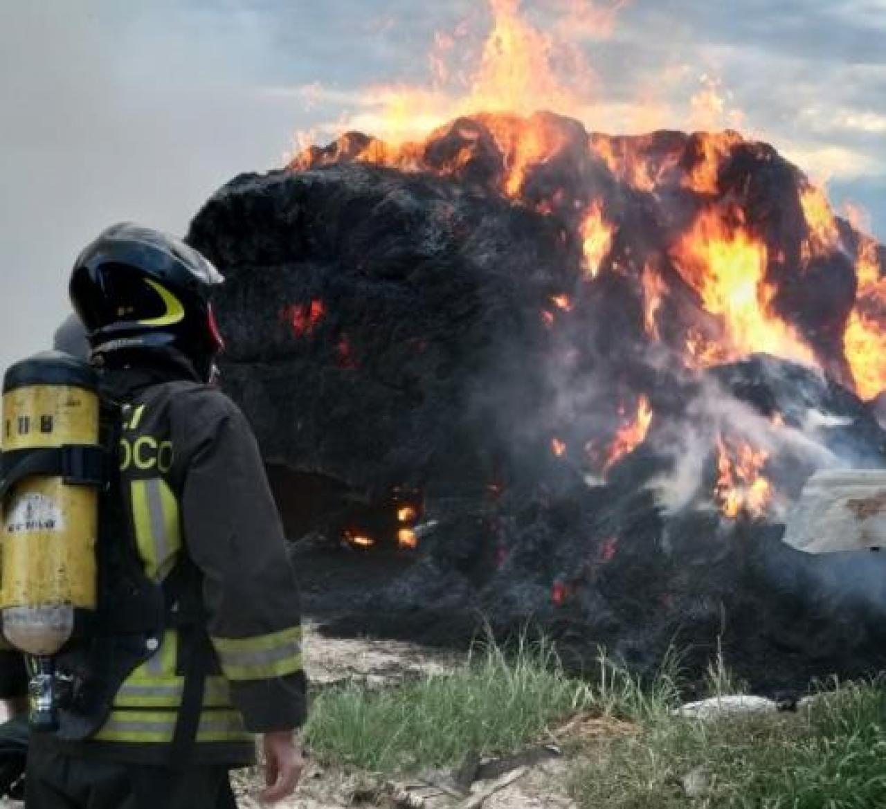 Brucia un fienile a Cardè Vigili e agricoltori all’opera