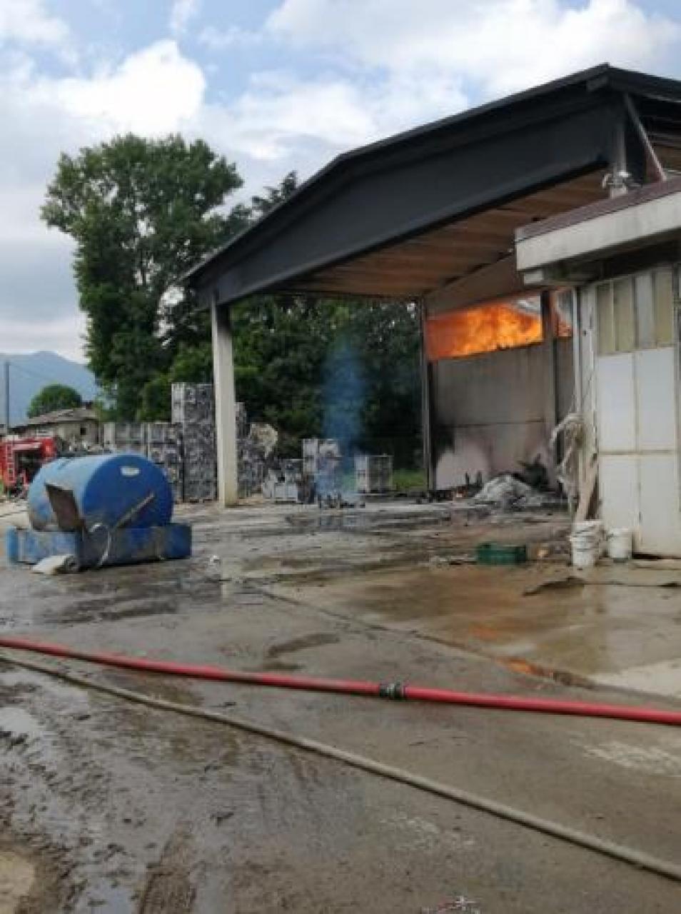 Cavour, a fuoco un capannone dell’azienda agricola Magnano