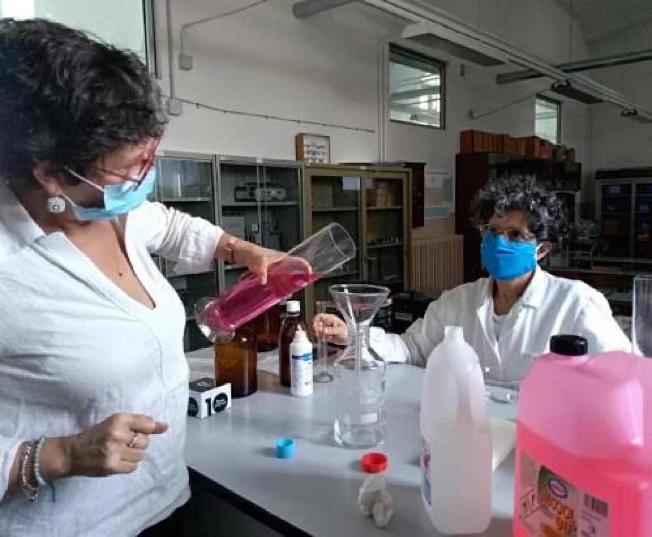 Cinquanta litri di gel disinfettante “fatto in casa”