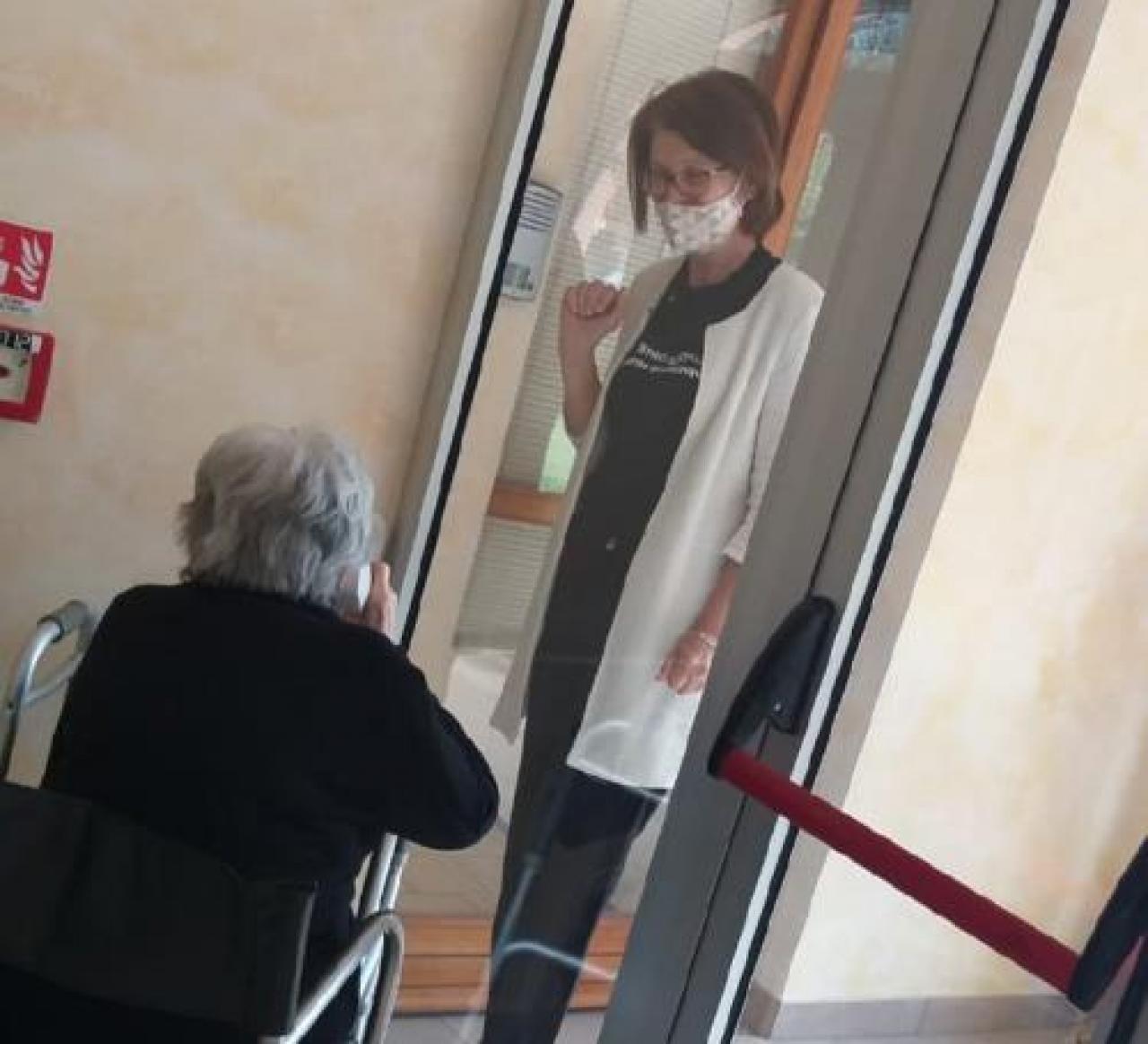 Gli ospiti di Villa Loreto rivedono i famigliari