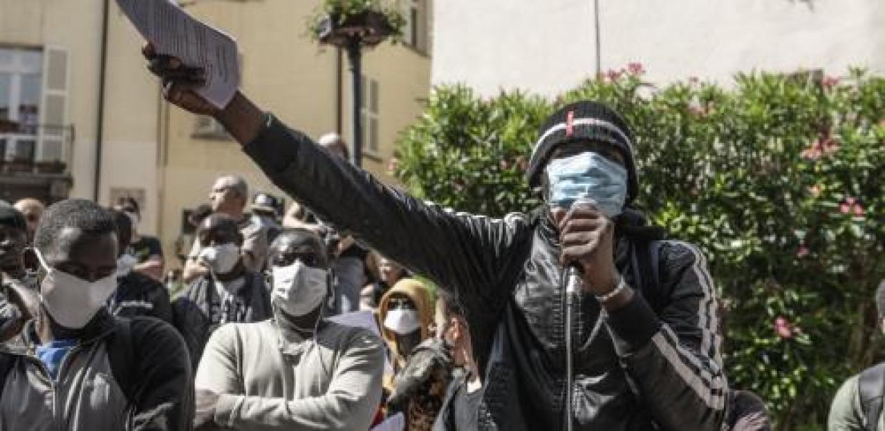 Il presidio si trasforma in rivolta Assalto al Pas respinto dalla Celere