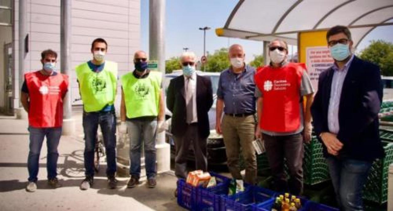 L’iniziativa di comune, caritas e papa giovanni a sostegno delle famiglie in difficoltà La colletta regala 20 quintali di alimenti