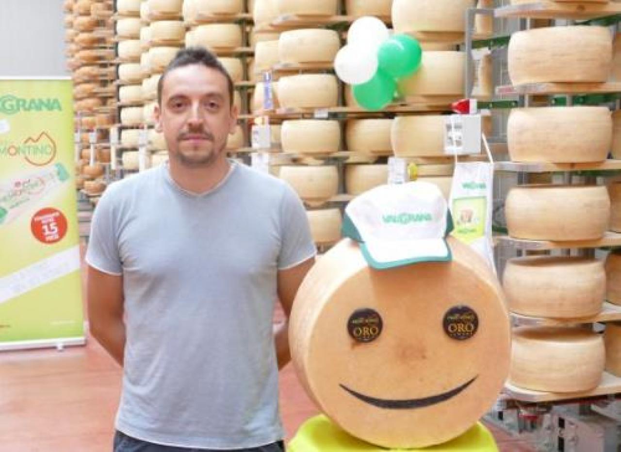 La consegna dei formaggi valgrana alle famiglie dei primi nati del 2020 Un dono beneaugurante ai 4 bebé