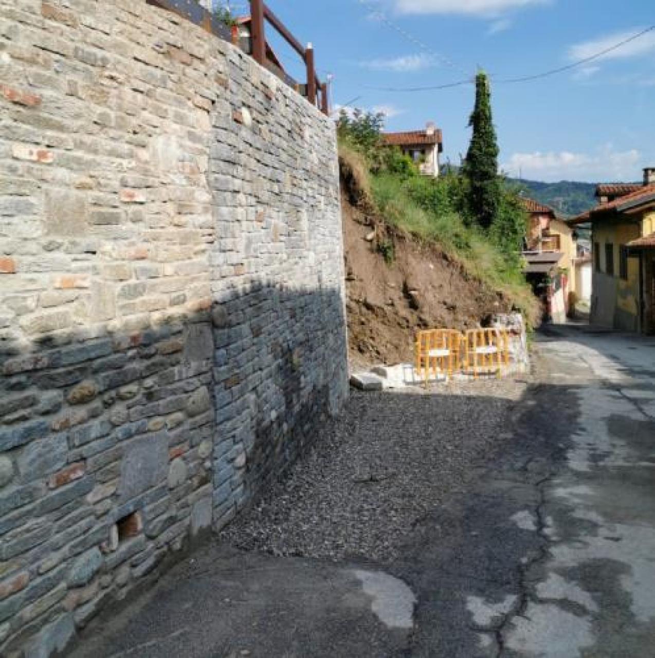Maquillage nel centro storico Rifatto il muro di Salita al borgo
