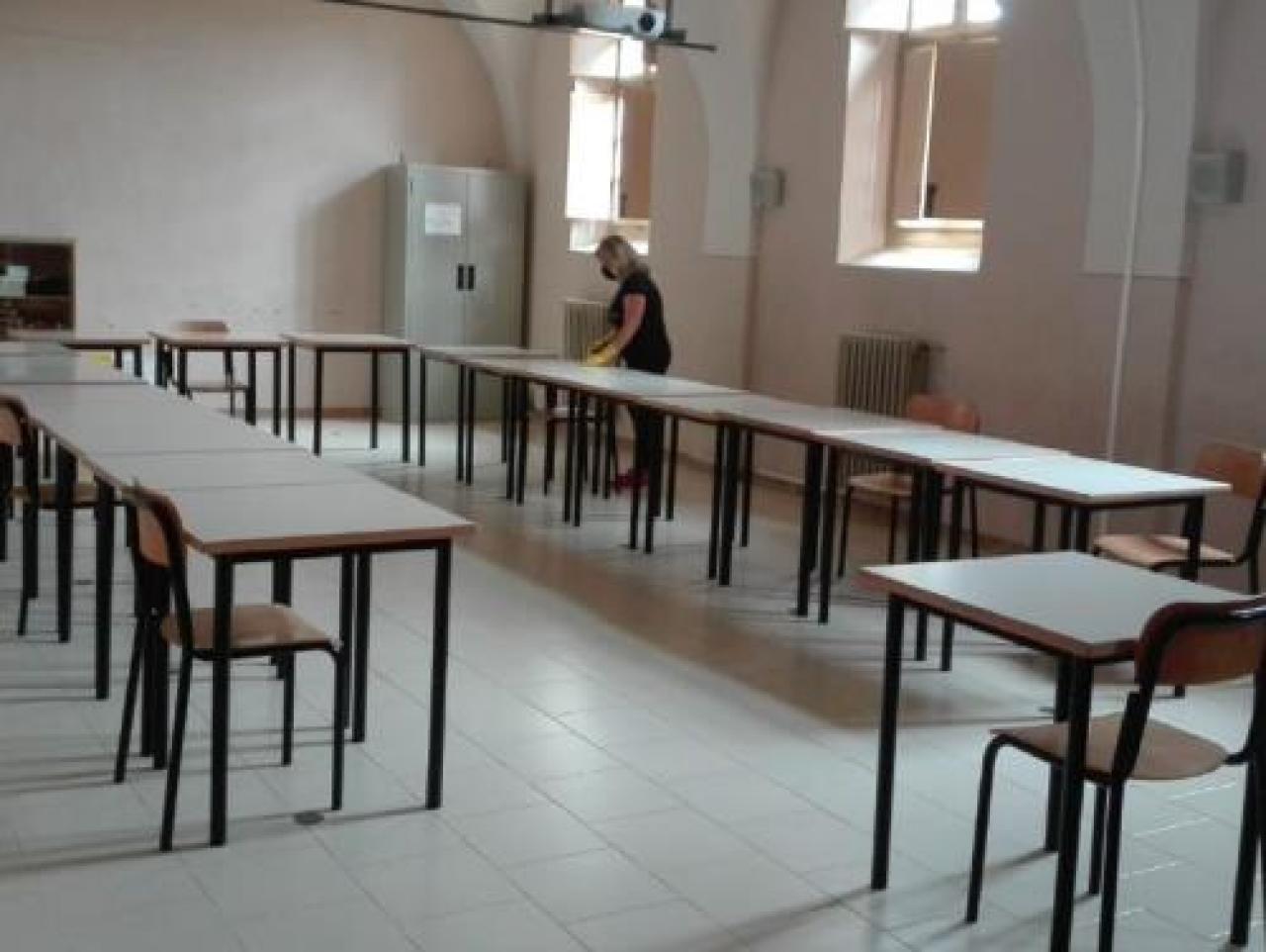 Maturità, oggi un via “speciale” All’ingresso vigila la Croce Rossa ogni studente ha a disposizione un’ora per illustrare il percorso di studi alla commissione